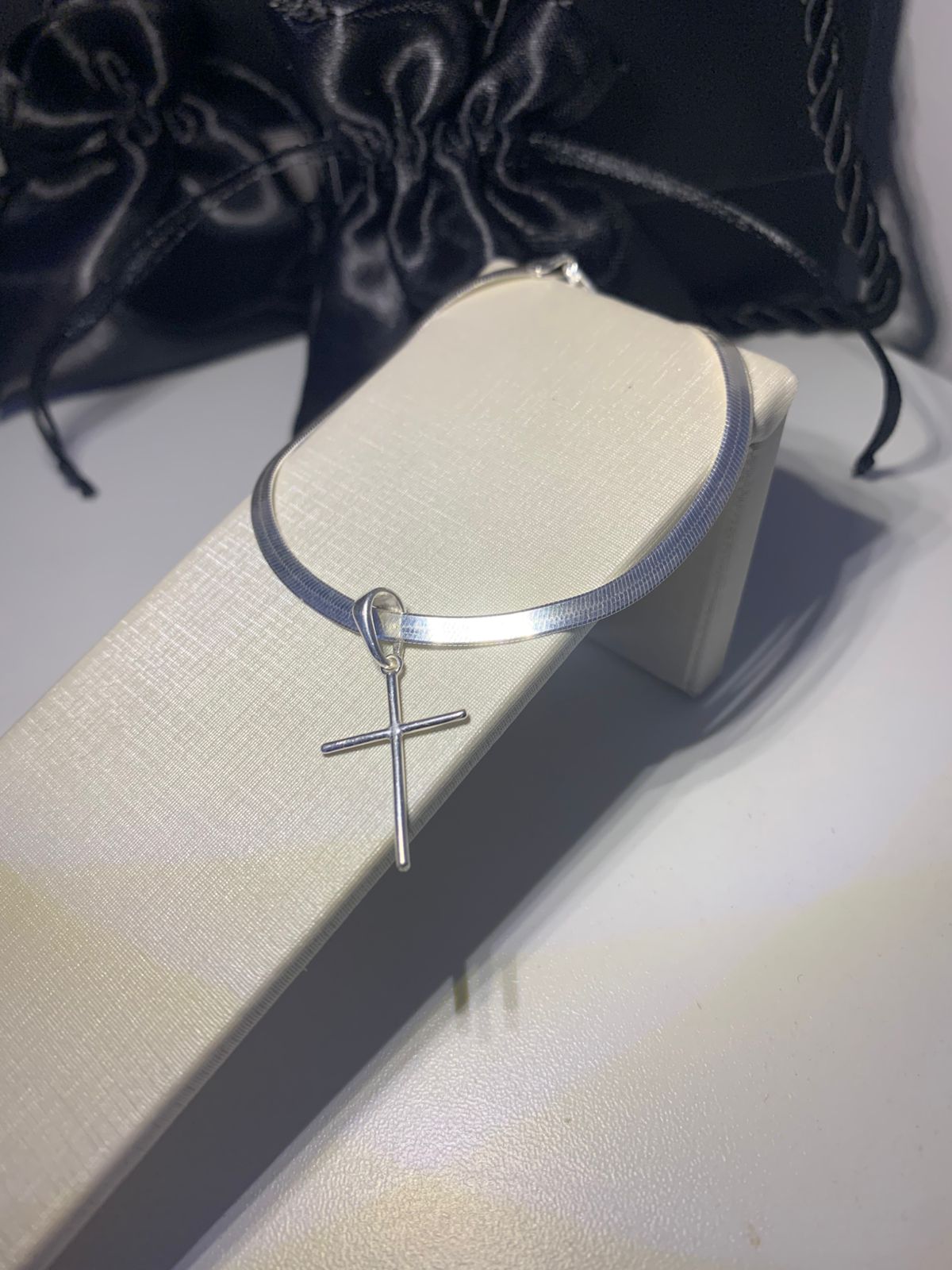 Pulseira Laminada com Pingente Cruz - Proteção - Imagem 3