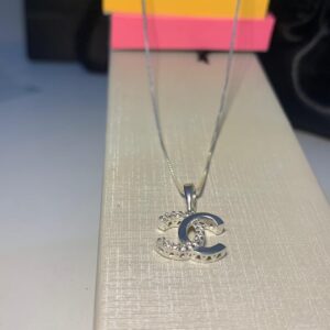 COLAR COM PINGENTE CHANNEL EM PRATA 925